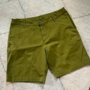 Lululemon Mens 38 Dark Green Khaki Shorts